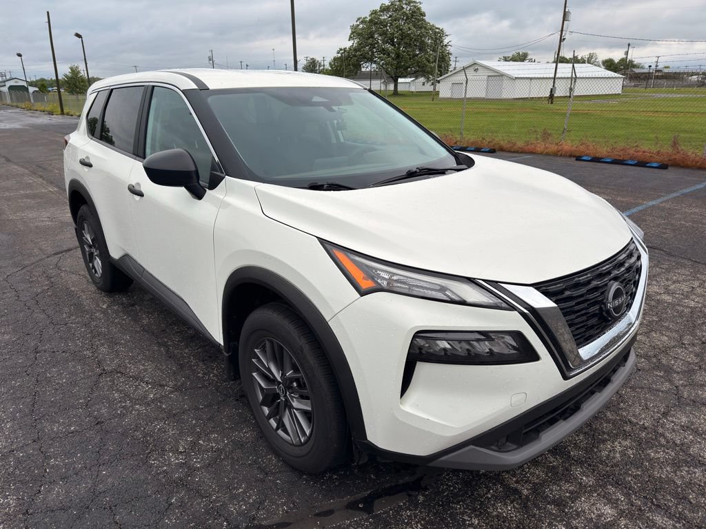 Used 2023 Nissan Rogue S AWD/4WD image 2