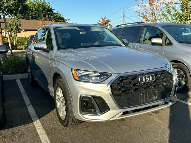 Used 2023 Audi Q5 2.0T Premium w/ Convenience Package AWD/4WD image 2