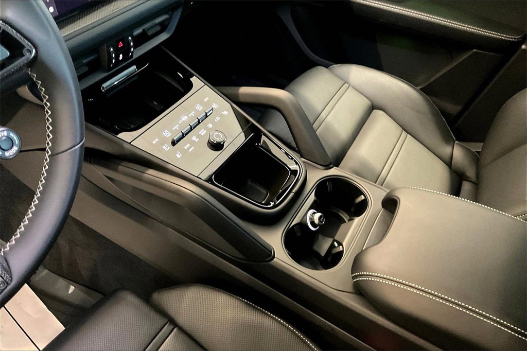 Used 2025 Porsche Cayenne GTS image 15