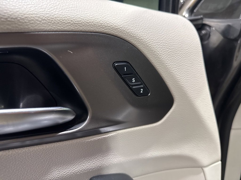 Used 2020 Chrysler Pacifica Touring-L image 15