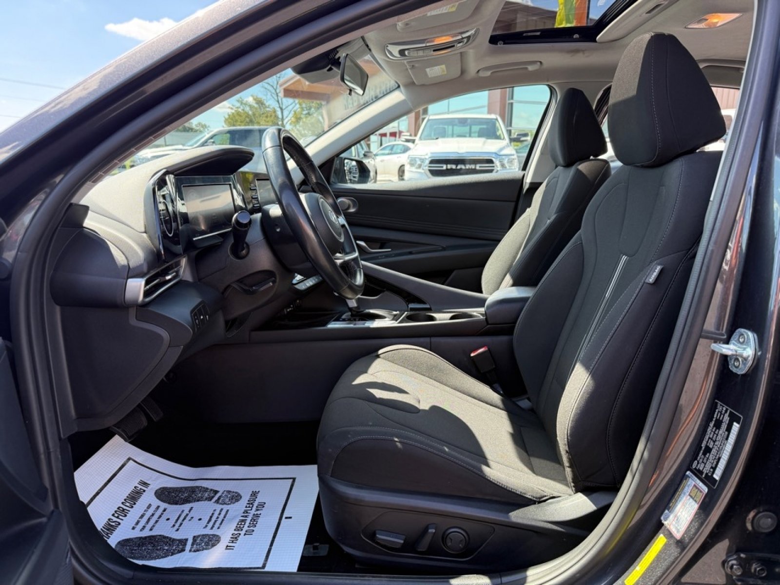 Used 2021 Hyundai Elantra SEL w/ Convenience + Premium Package image 10