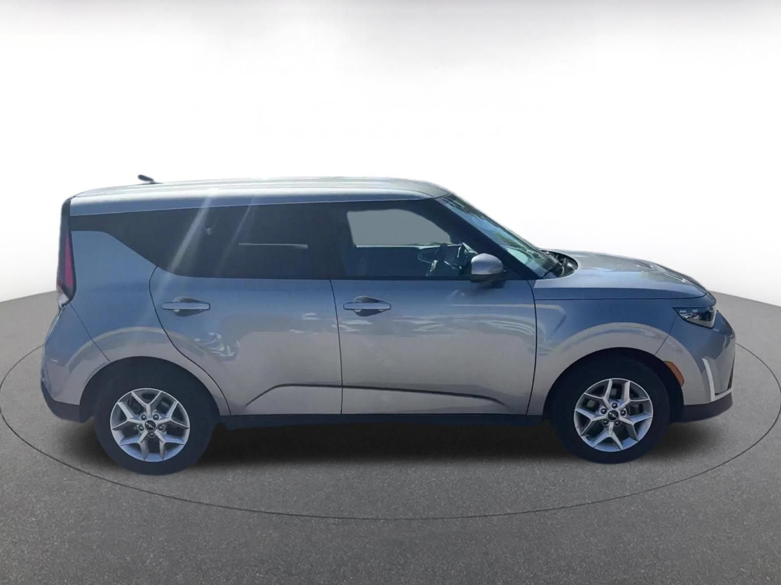 Used 2025 Kia Soul LX w/ LX Technology Package FWD image 16