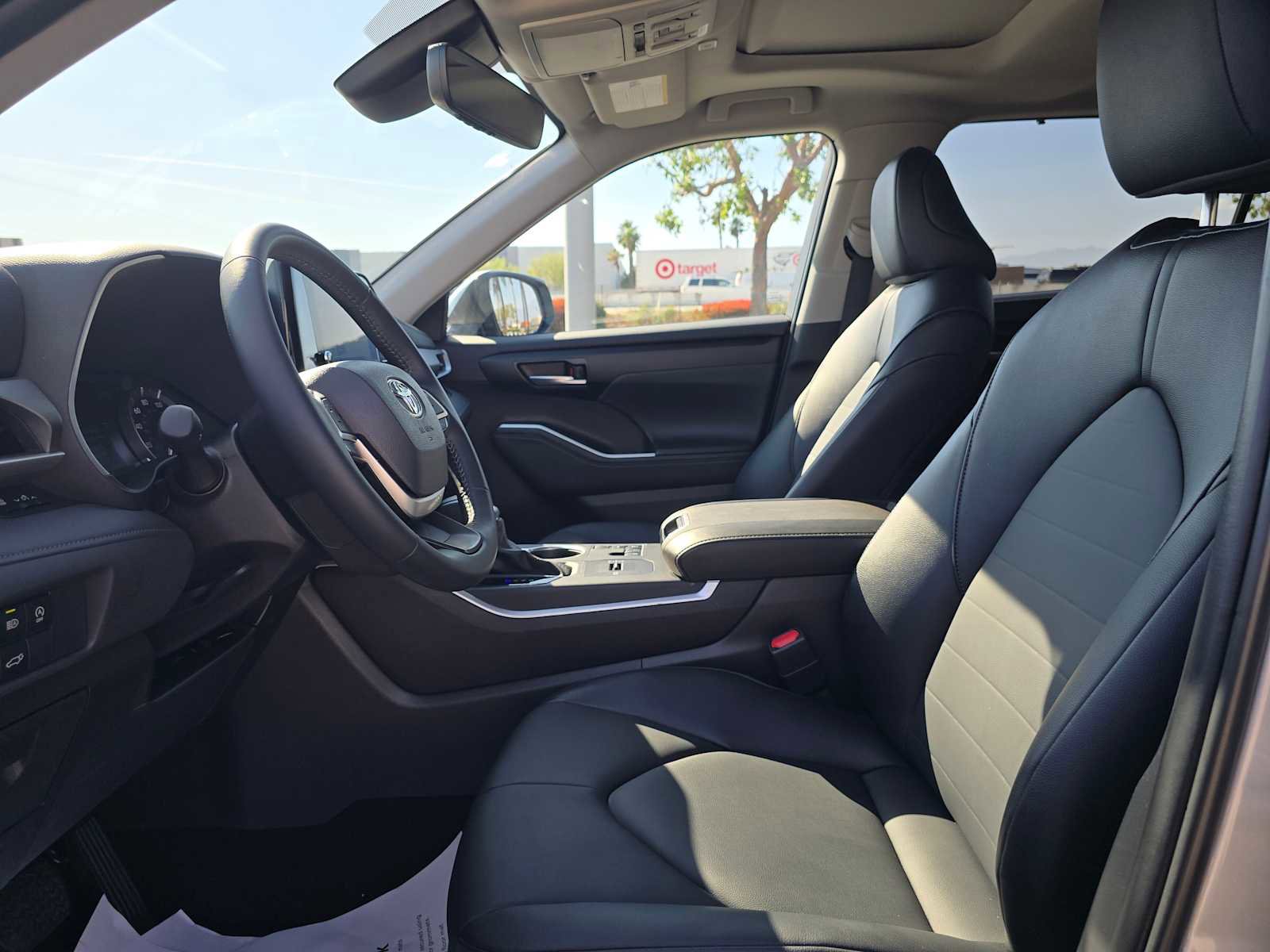 Used 2025 Toyota Highlander XLE image 23