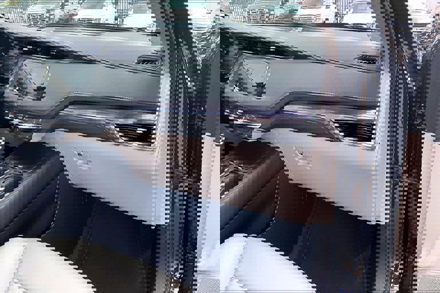 Used 2023 Cadillac XT4 Luxury w/ Cold Weather Package image 19