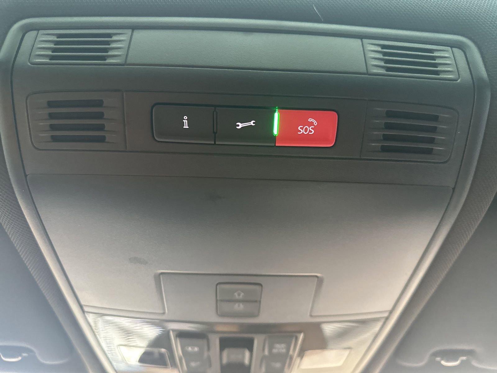 Certified 2022 Volkswagen Tiguan SEL R-Line image 32