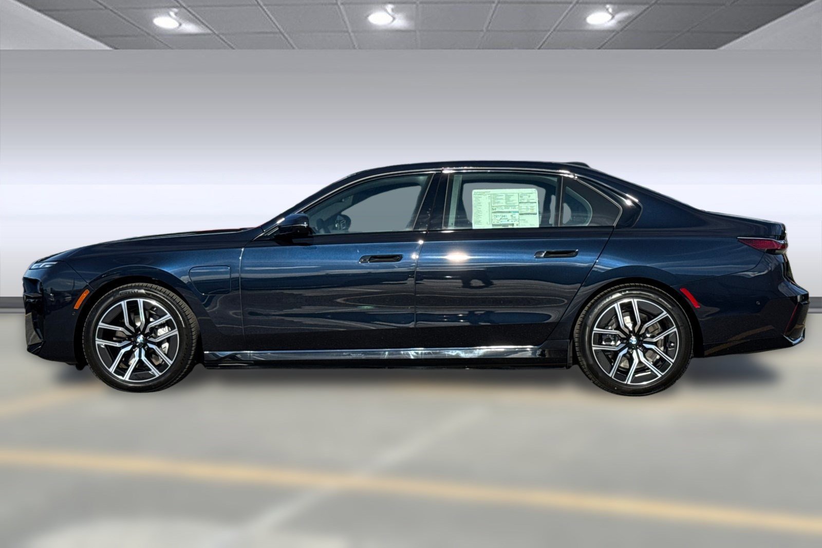 New 2026 BMW 750e xDrive image 2
