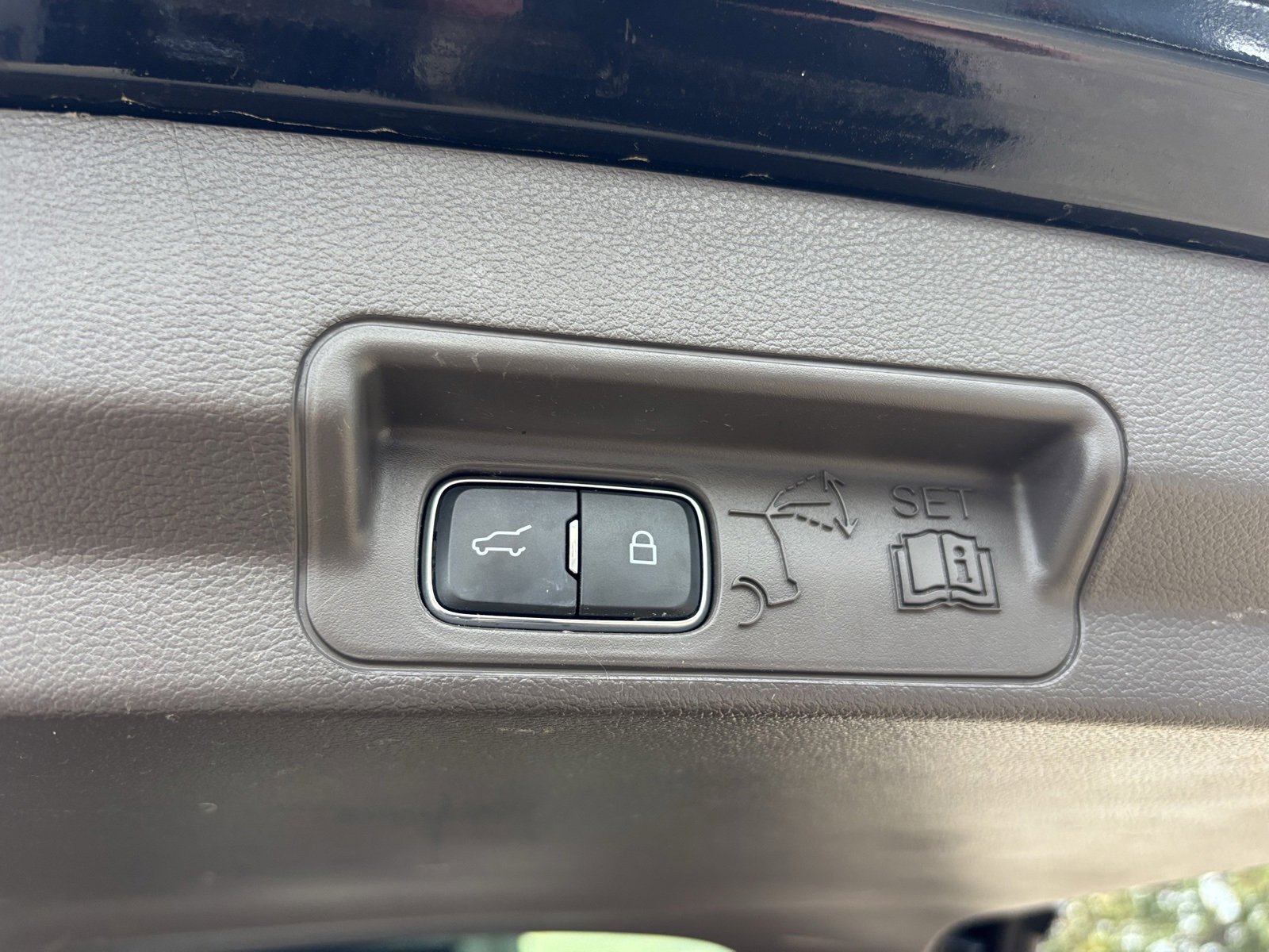 Used 2020 Ford Explorer Platinum w/ Premium Technology Package image 22