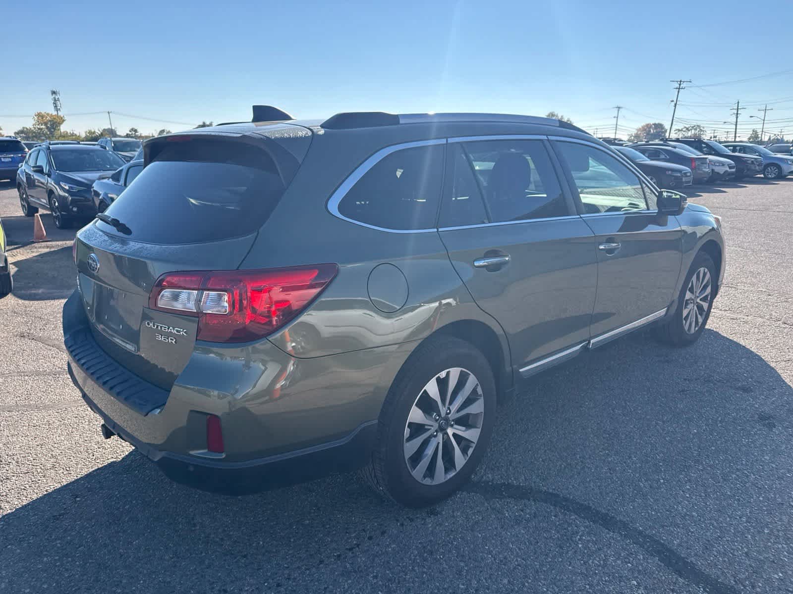 Used 2017 Subaru Outback 3.6R Touring AWD/4WD image 3