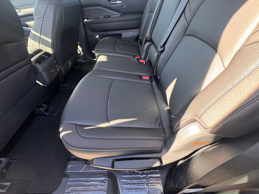 New 2025 Nissan Pathfinder SL image 12