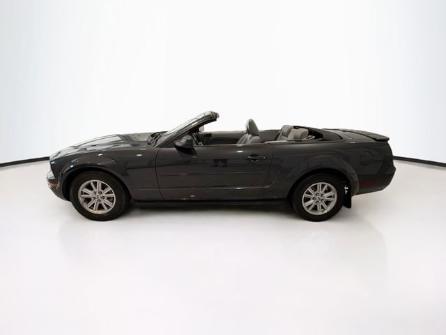 Used 2007 Ford Mustang Deluxe image 4