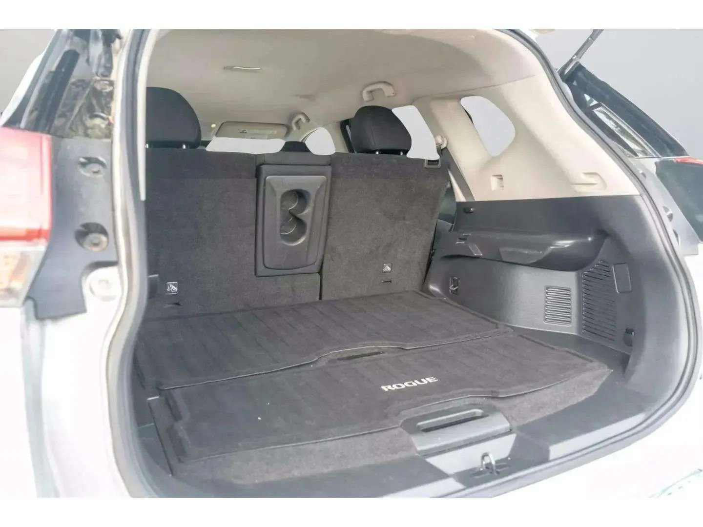 Used 2019 Nissan Rogue SV w/ Premium Package image 13