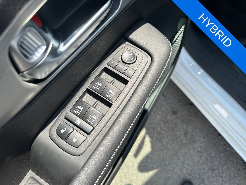 Used 2024 Chrysler Pacifica Premium FWD image 11