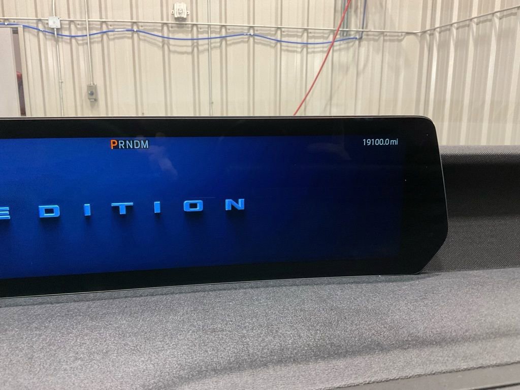 Used 2025 Ford Expedition Active image 17