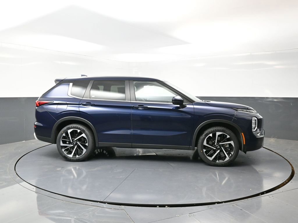 Used 2024 Mitsubishi Outlander AWD image 3