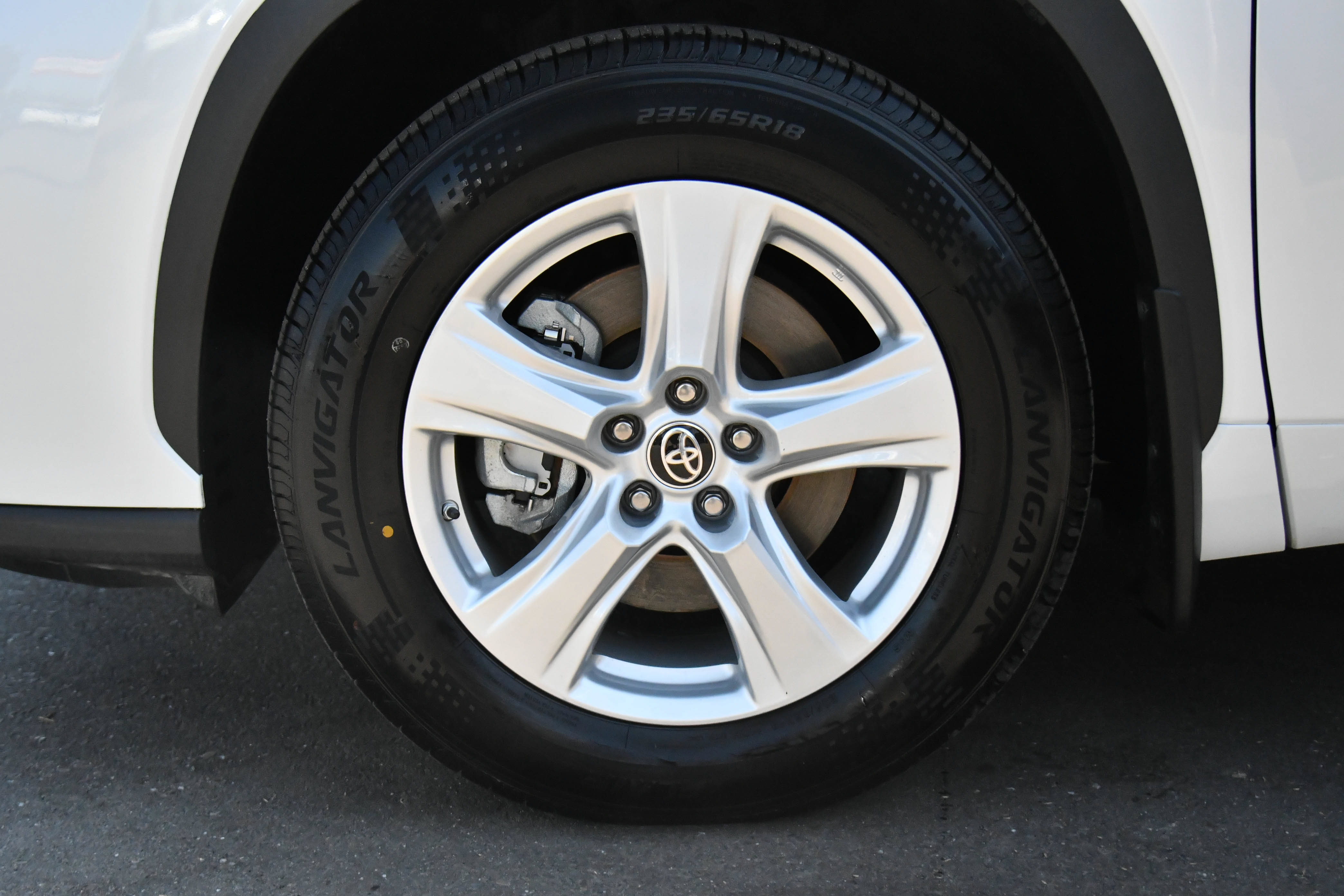 Used 2024 Toyota Highlander LE AWD/4WD image 12