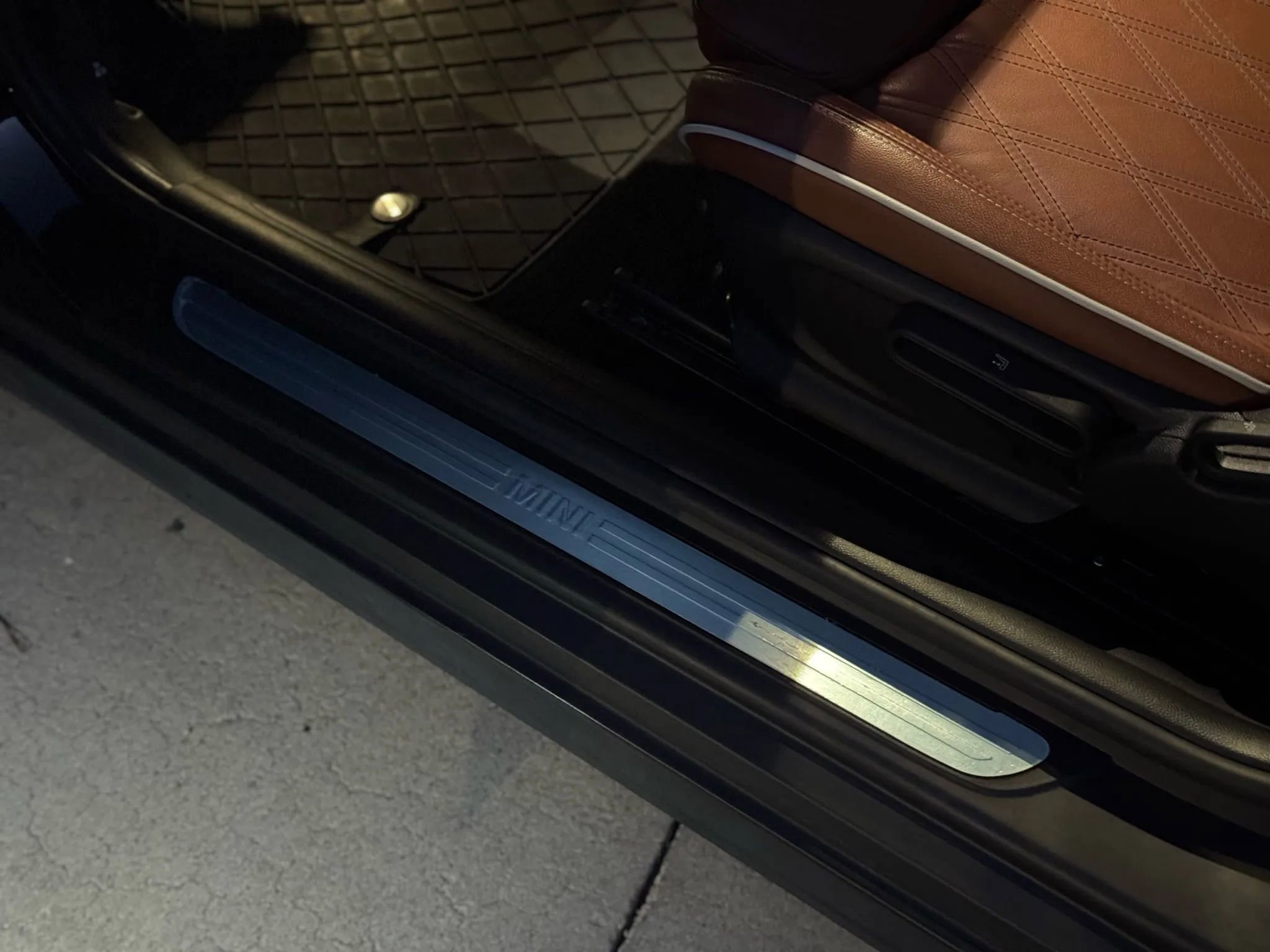 Used 2021 MINI Cooper 2-Door Hardtop w/ Signature Upholstery Package image 27