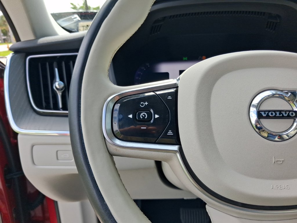 Used 2024 Volvo XC60 B5 Plus AWD/4WD image 18