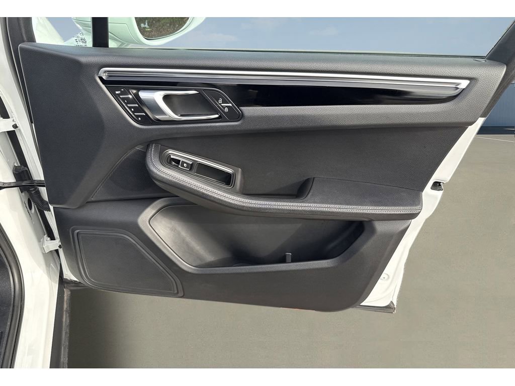 Used 2024 Porsche Macan Turbo image 32