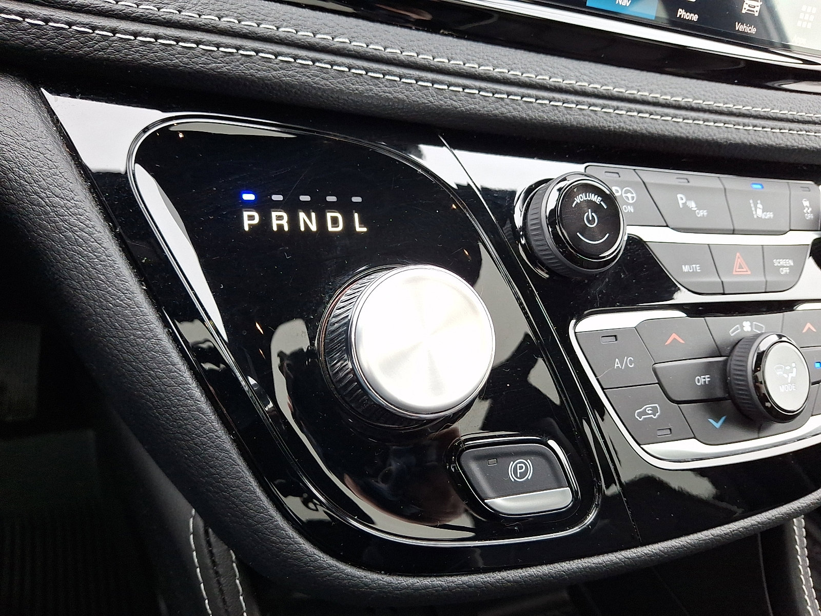 Used 2025 Chrysler Pacifica Premium image 22