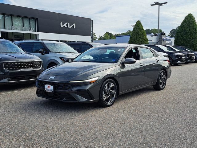 Used 2024 Hyundai Elantra SEL w/ Convenience Package FWD image 2