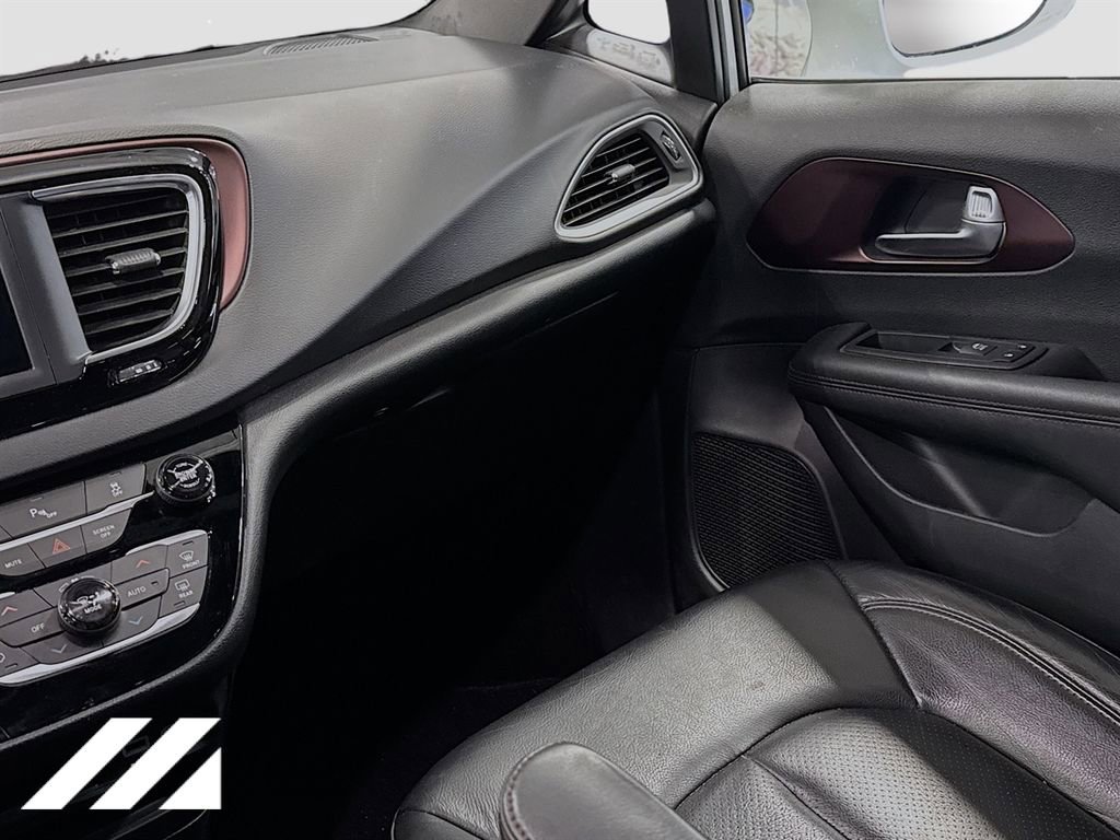 Used 2020 Chrysler Pacifica Touring-L FWD image 24