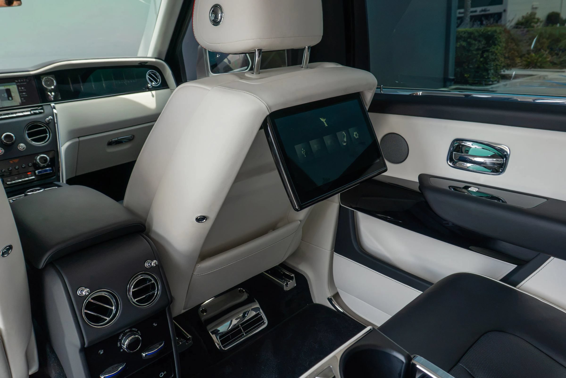 Used 2025 Rolls-Royce Cullinan AWD/4WD image 68