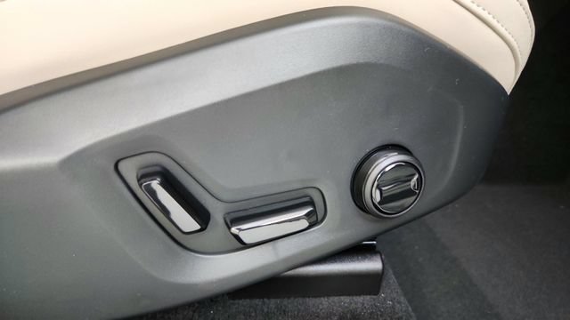 New 2026 Volvo XC60 B5 Plus w/ Protection Package Premier AWD/4WD image 36