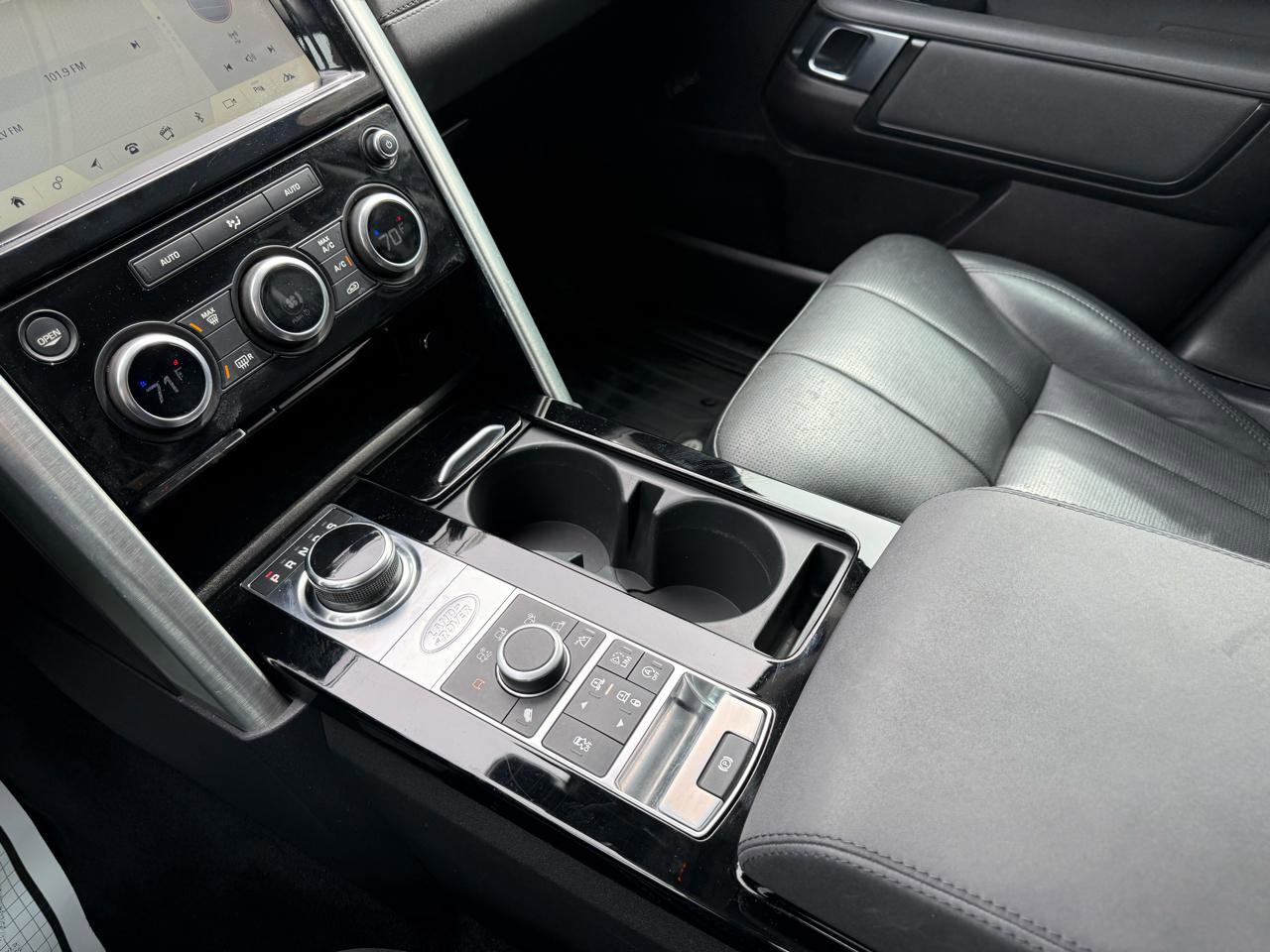 Used 2017 Land Rover Discovery HSE image 14