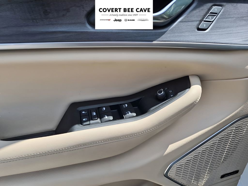 Used 2024 Jeep Grand Cherokee Limited w/ Luxury Tech Group II image 29