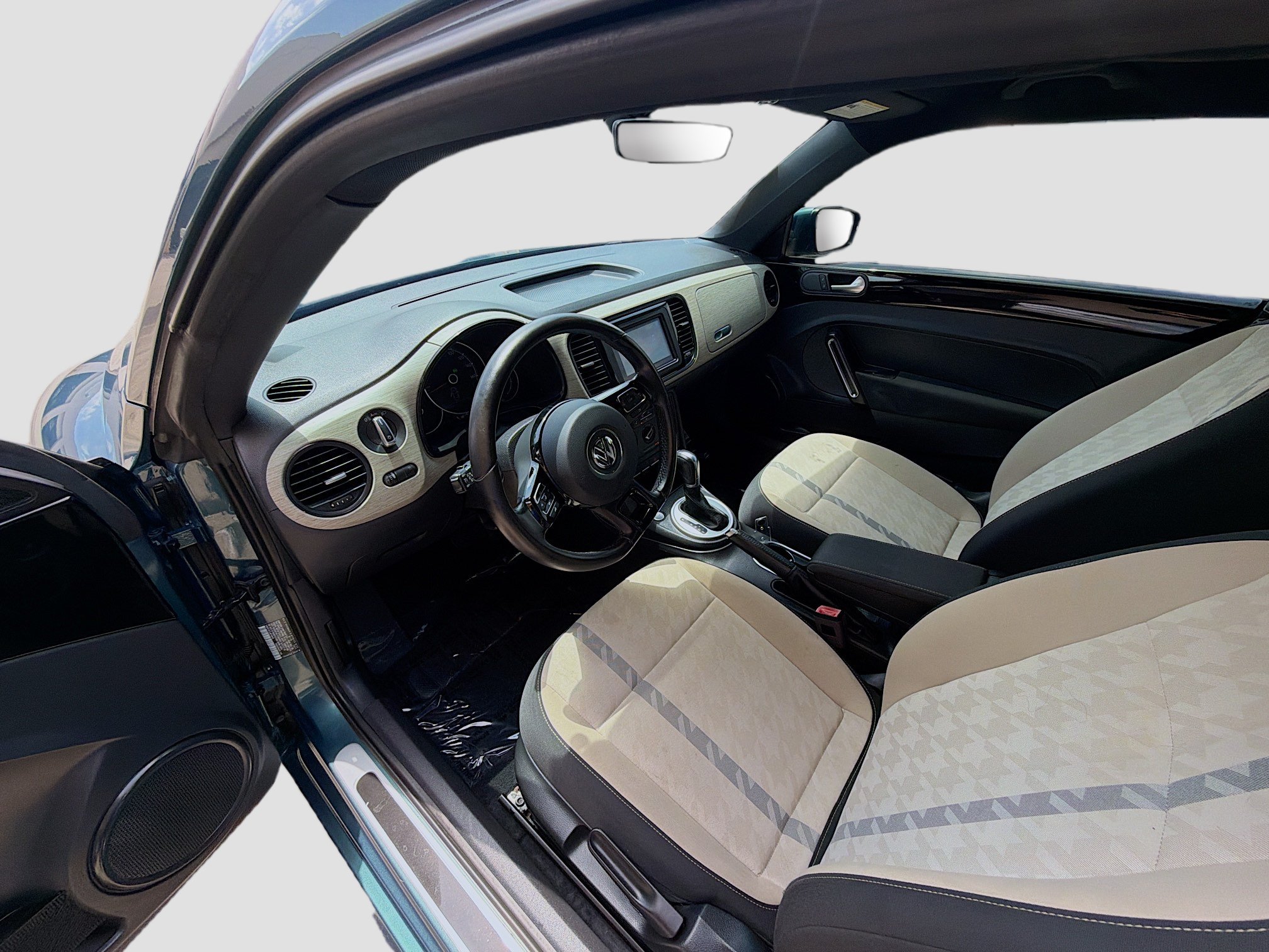 Used 2018 Volkswagen Beetle 2.0T Coast FWD image 9