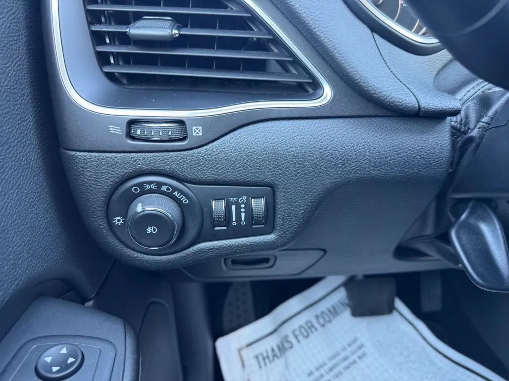 Used 2020 Jeep Cherokee Trailhawk w/ Cold Weather Group AWD/4WD image 19