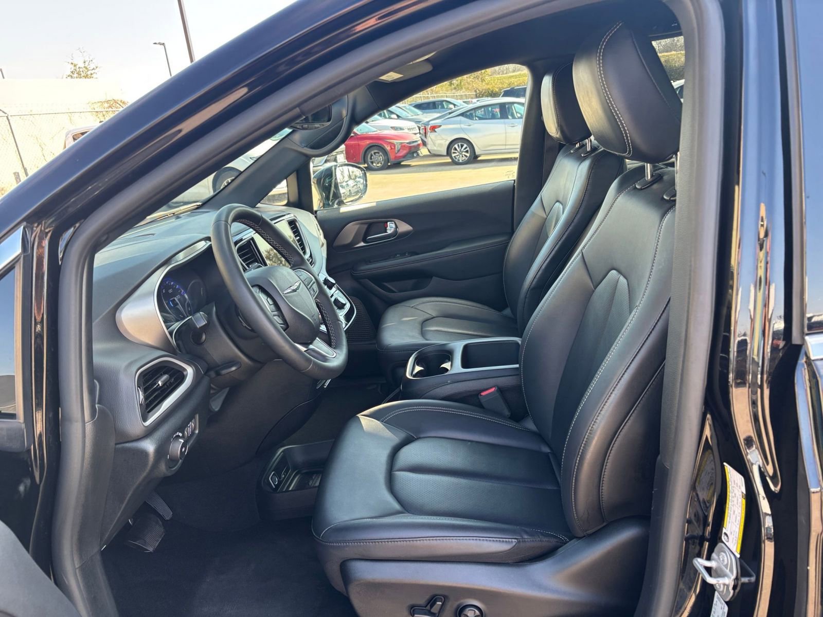 Used 2025 Chrysler Pacifica Select image 29