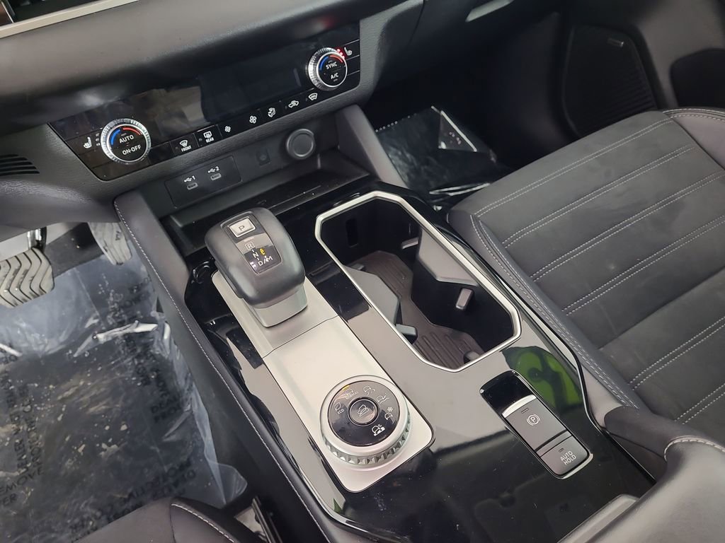 Used 2025 Mitsubishi Outlander AWD image 16