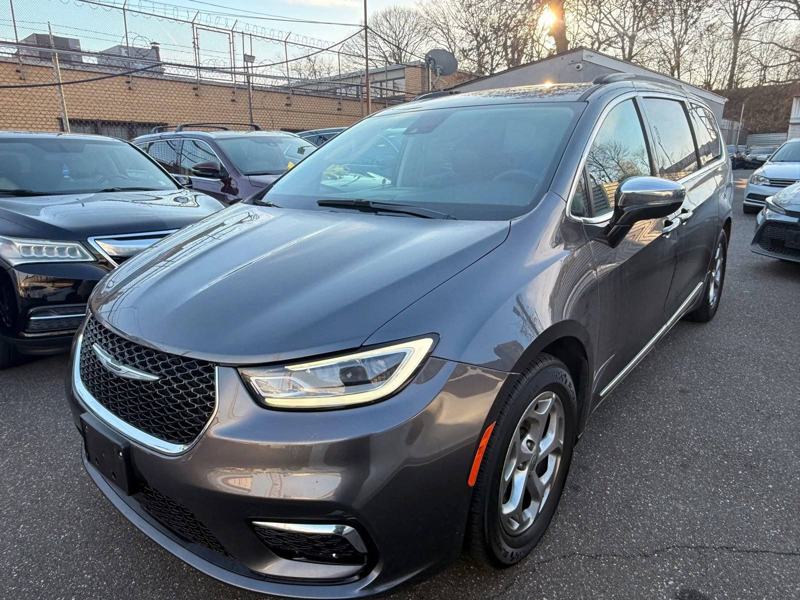 Used 2023 Chrysler Pacifica Limited image 1