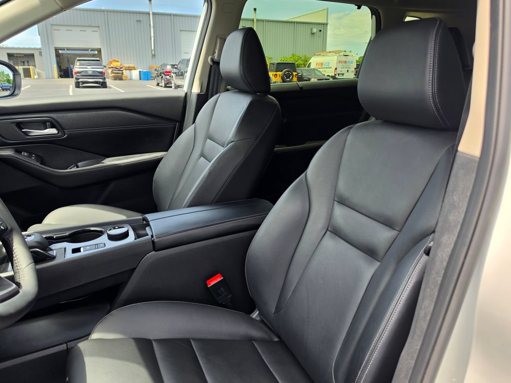 Used 2025 Nissan Rogue SL w/ Tech Package AWD/4WD image 10