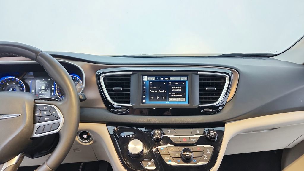 Used 2023 Chrysler Voyager LX image 23