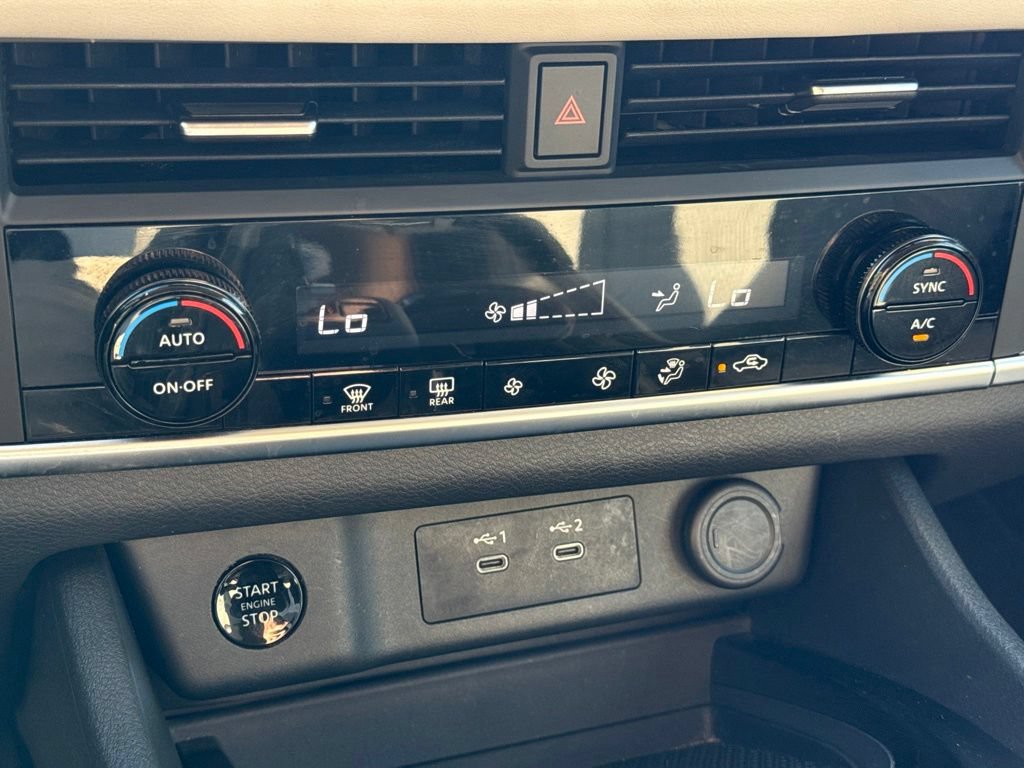 Certified 2025 Nissan Rogue SV FWD image 27