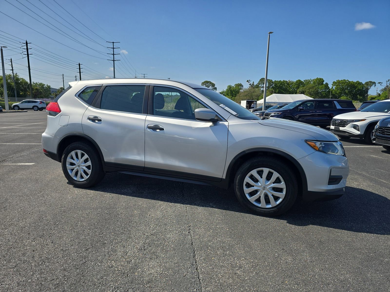Used 2017 Nissan Rogue S image 2