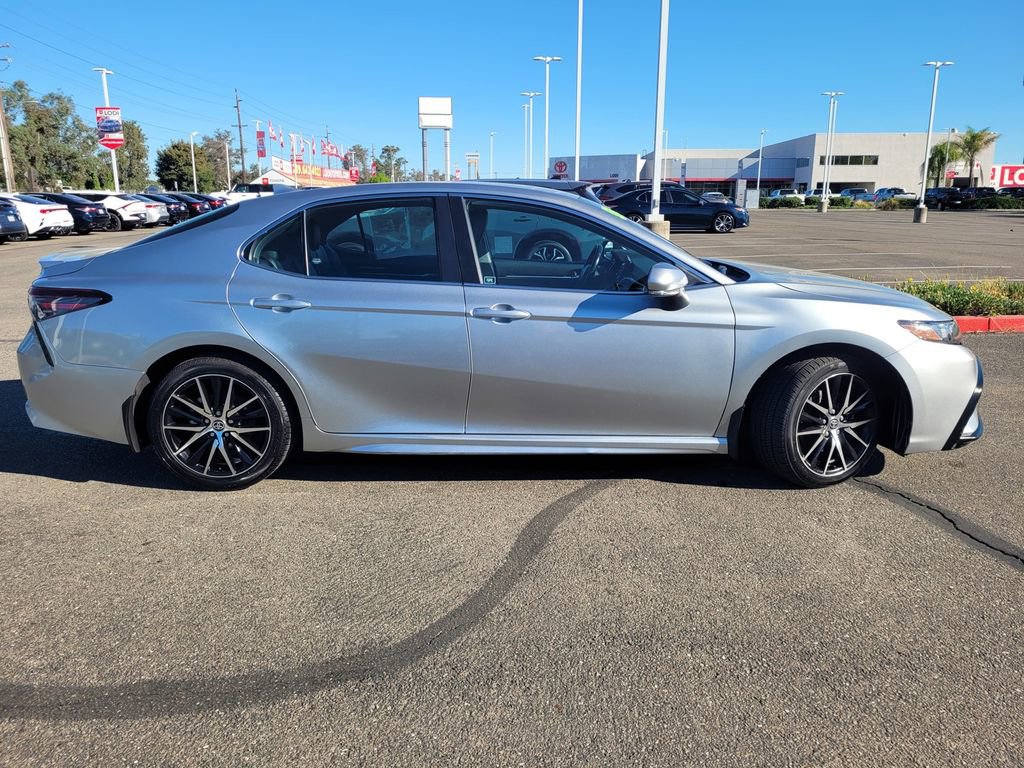 Used 2023 Toyota Camry SE image 3