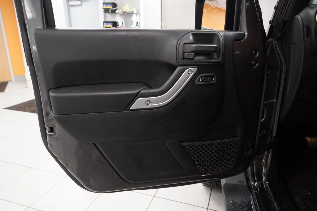 Used 2016 Jeep Wrangler Unlimited Sahara w/ Connectivity Group image 15