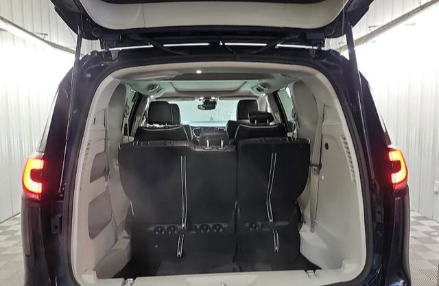 Used 2024 Chrysler Pacifica Limited FWD image 13