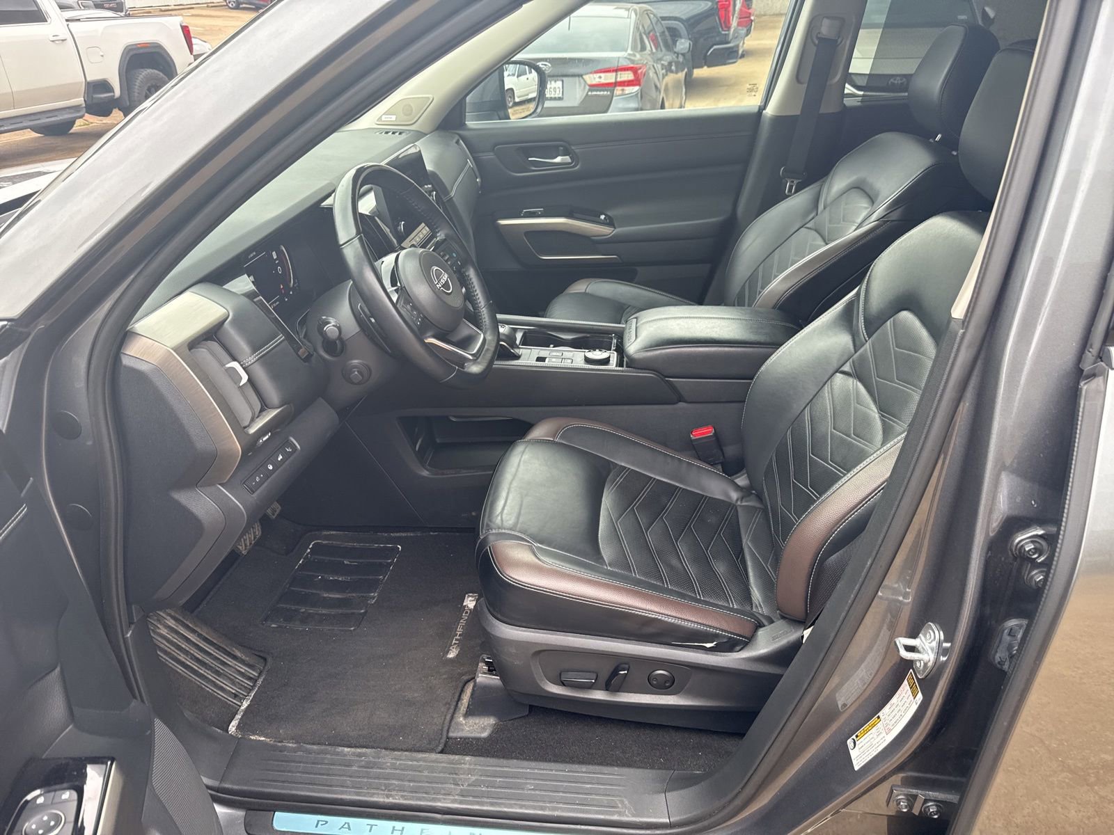 Used 2023 Nissan Pathfinder Platinum AWD/4WD image 12