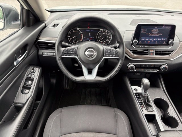 Used 2025 Nissan Altima 2.5 SV FWD image 13