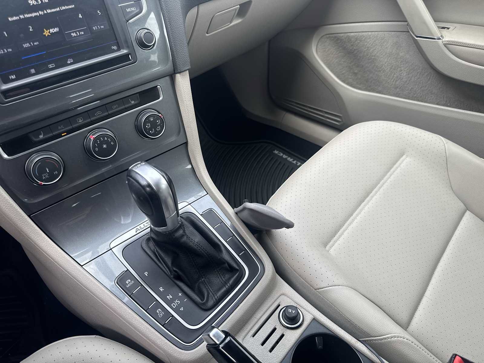 Used 2017 Volkswagen Golf Alltrack S image 19