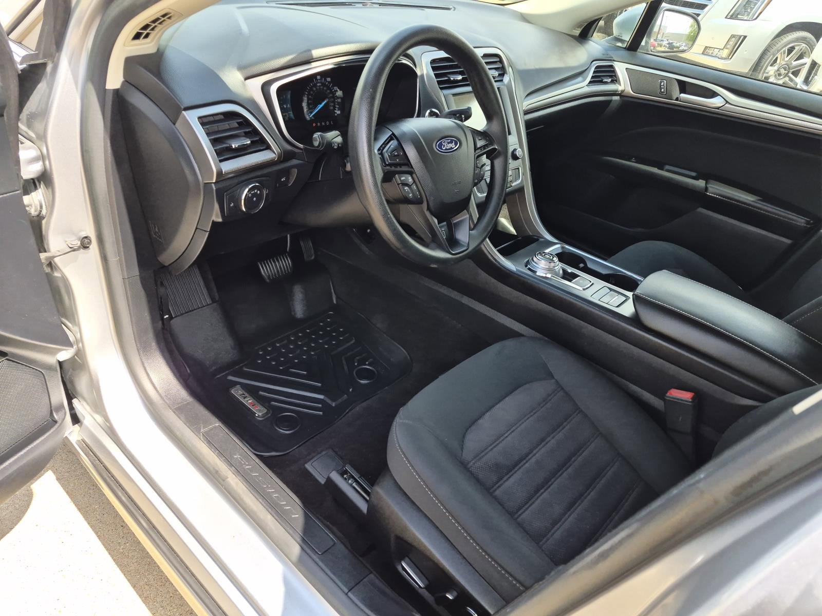 Used 2020 Ford Fusion SE FWD image 11