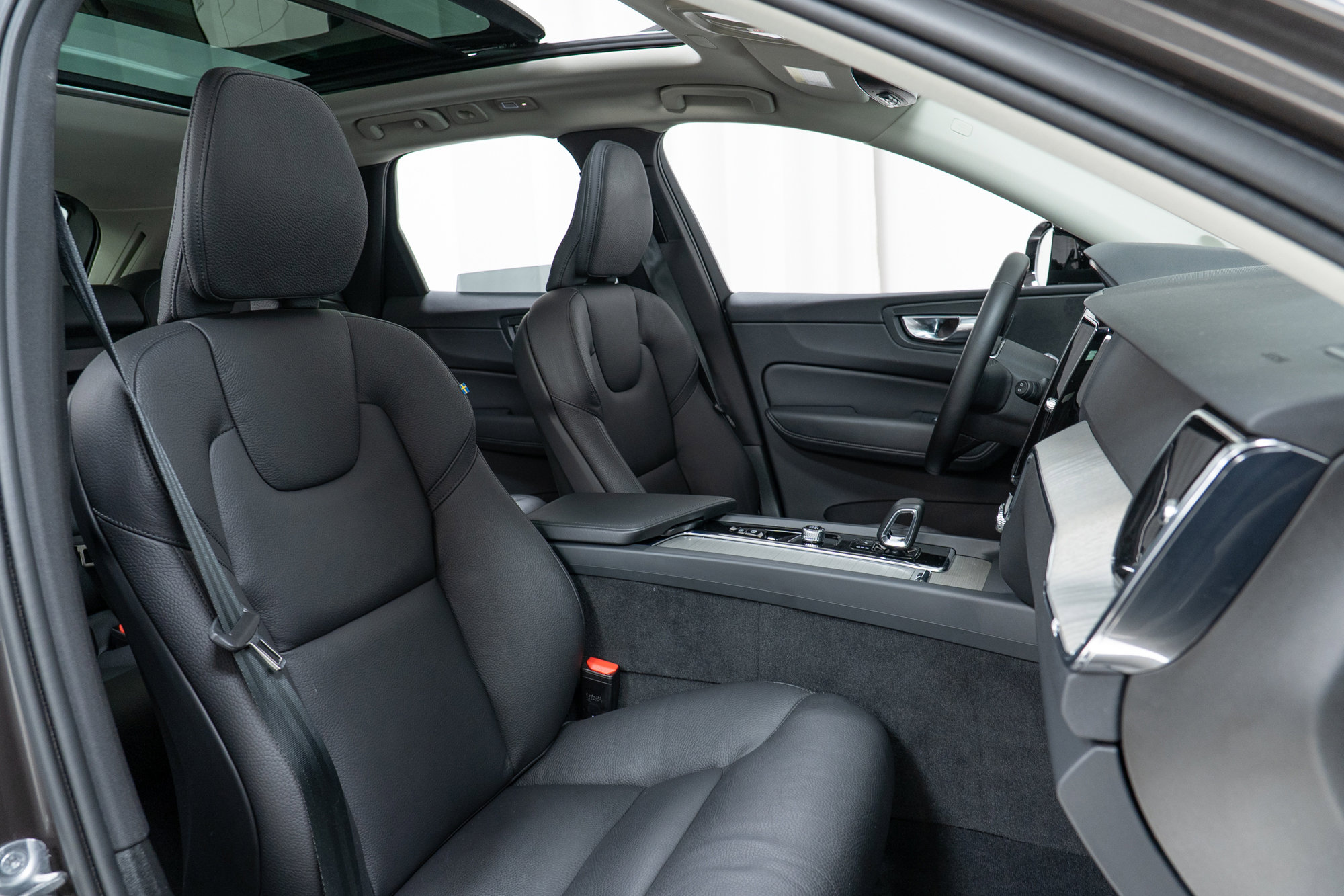 Used 2025 Volvo XC60 T8 Plus w/ Climate Package image 22