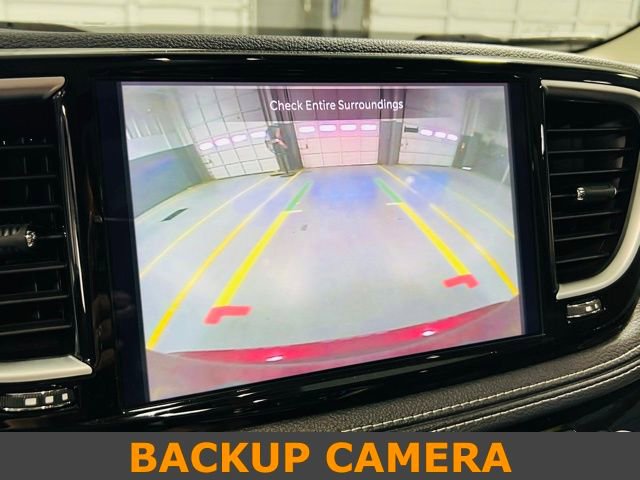 Used 2023 Chrysler Pacifica Limited image 7