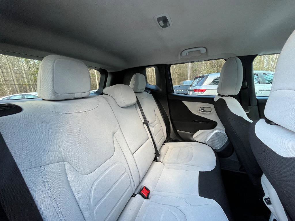 Used 2019 Jeep Renegade Latitude w/ Popular Equipment Group FWD image 37