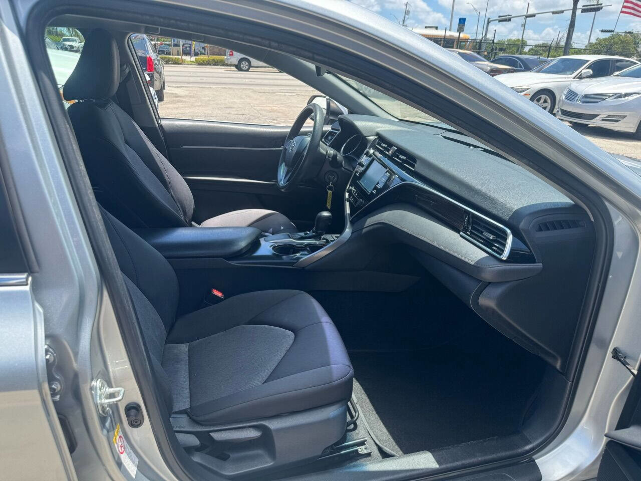Used 2018 Toyota Camry LE image 3