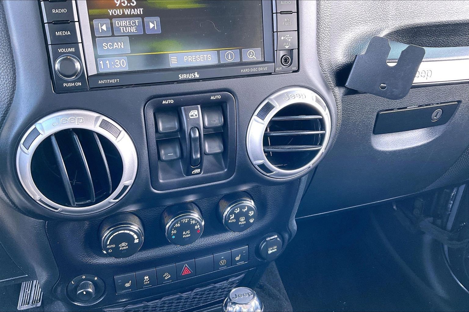 Used 2016 Jeep Wrangler Unlimited Rubicon image 24